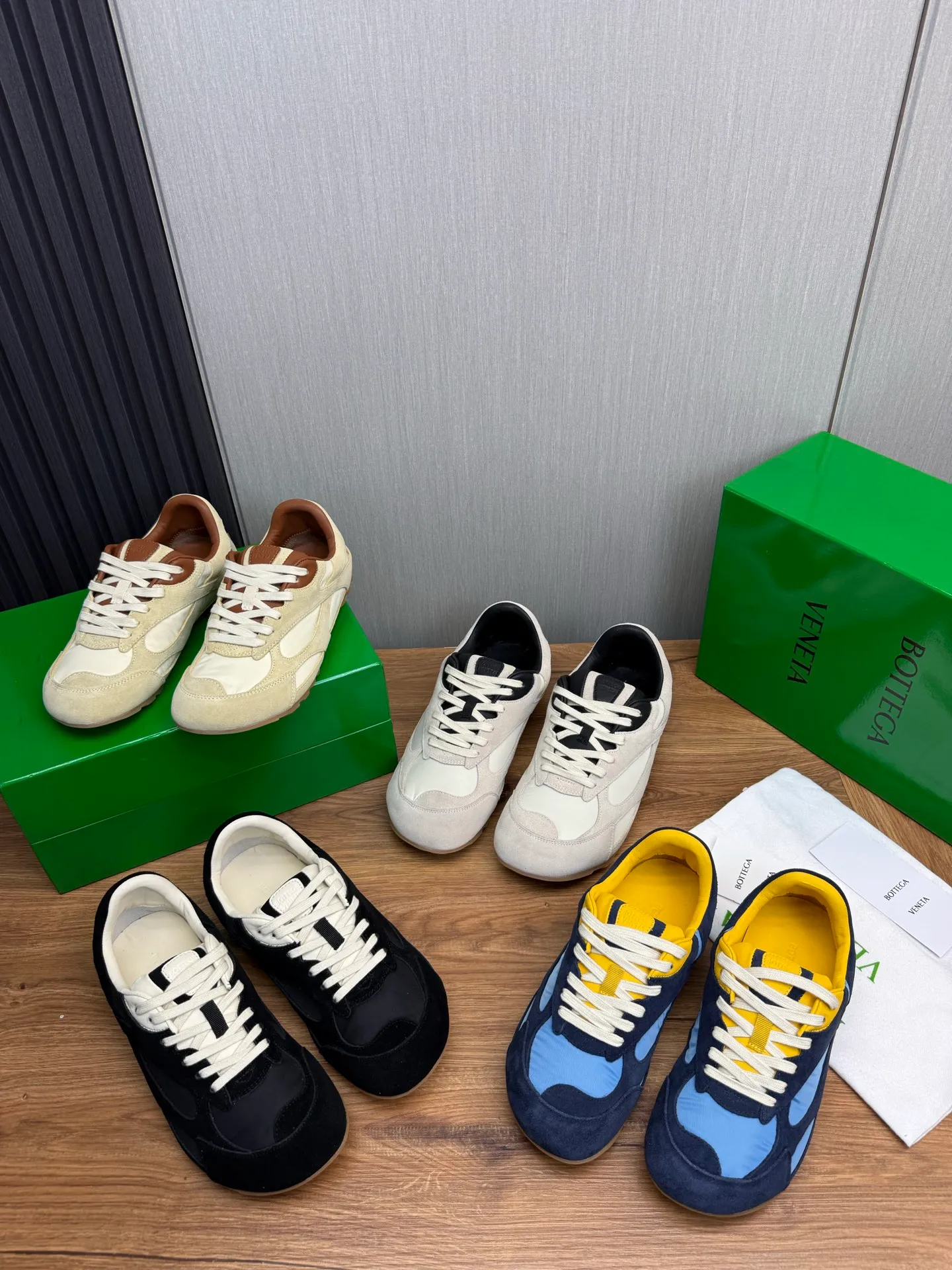 Men's men's shoes💰540💰 Bottega Veneta｜BV's new Forrest Gump shoes. Dexun shoes🩷💚 Sneaker technology nylon and suede, inspired by retro sneakers, light, comfortable, breathable and essential item. Original wear-resistant and non-slip rubber outsole❕❗️ Size: Female 35-40 (40 is custom-made and cannot be returned) Male 39-45 (45 is custom-made and cannot be returned or exchanged)